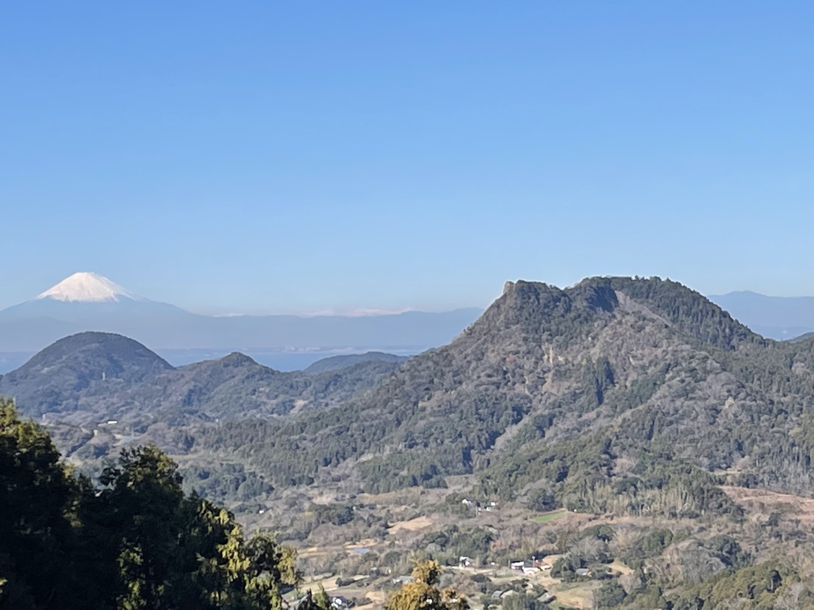 南房総の山並みと遠くに見える富士山